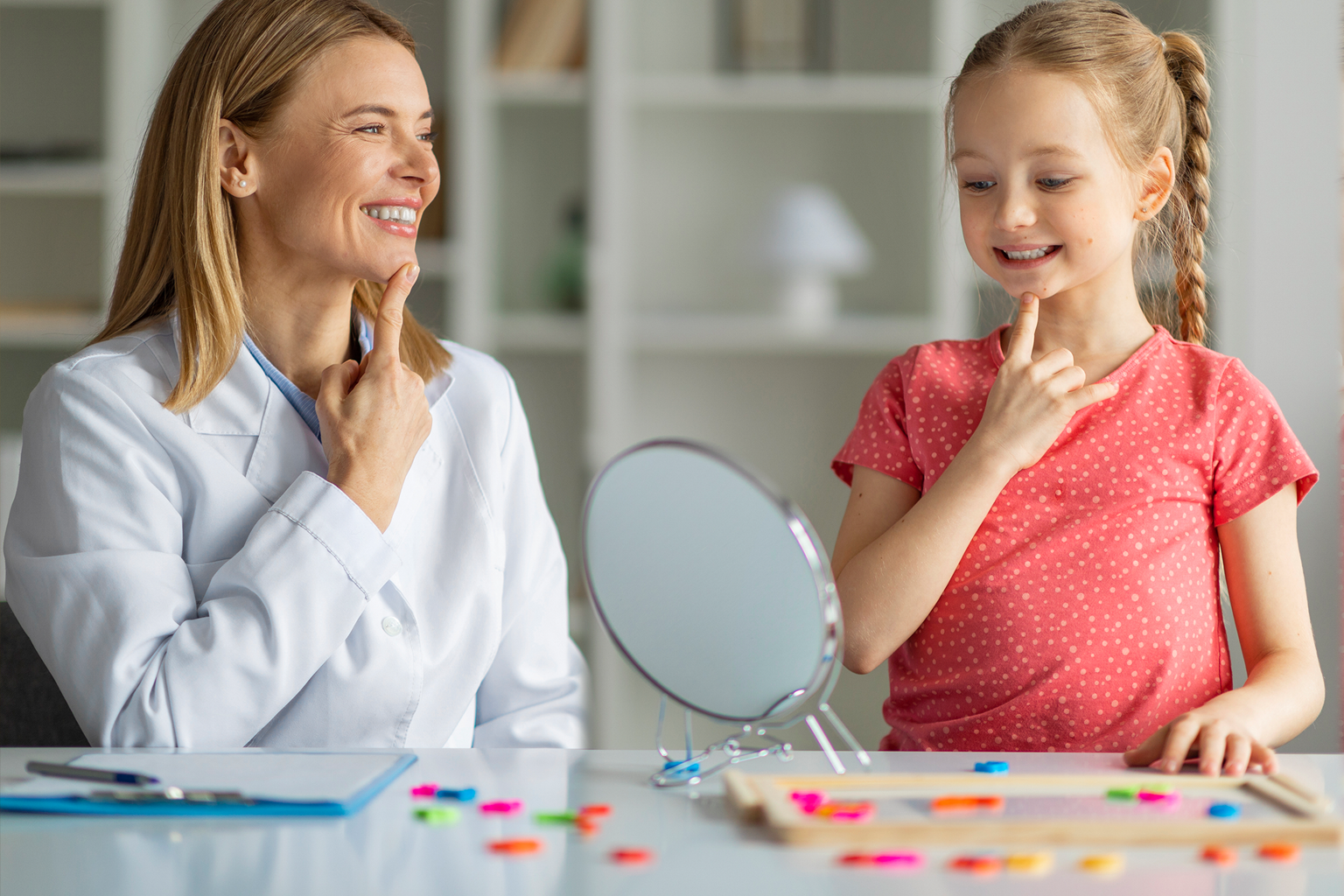 صورة لأب أو أم ينظران إلى طفلهما بفخر وارتياح بعد أن حصلا على خارطة الطريق